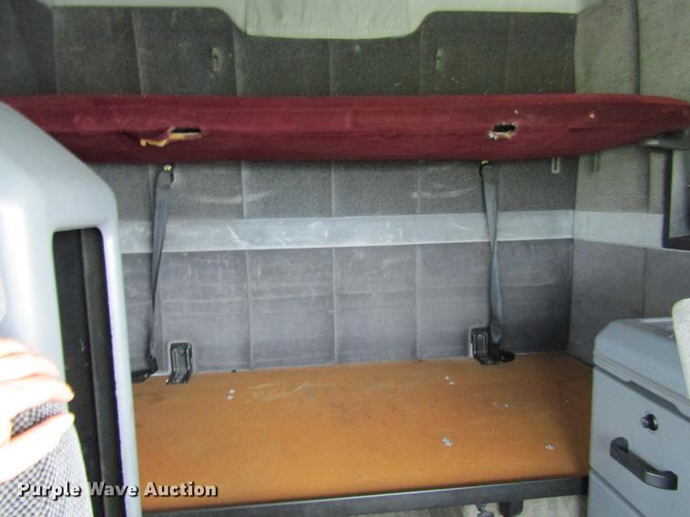 image for item DE5258 1999 Volvo VN semi truck