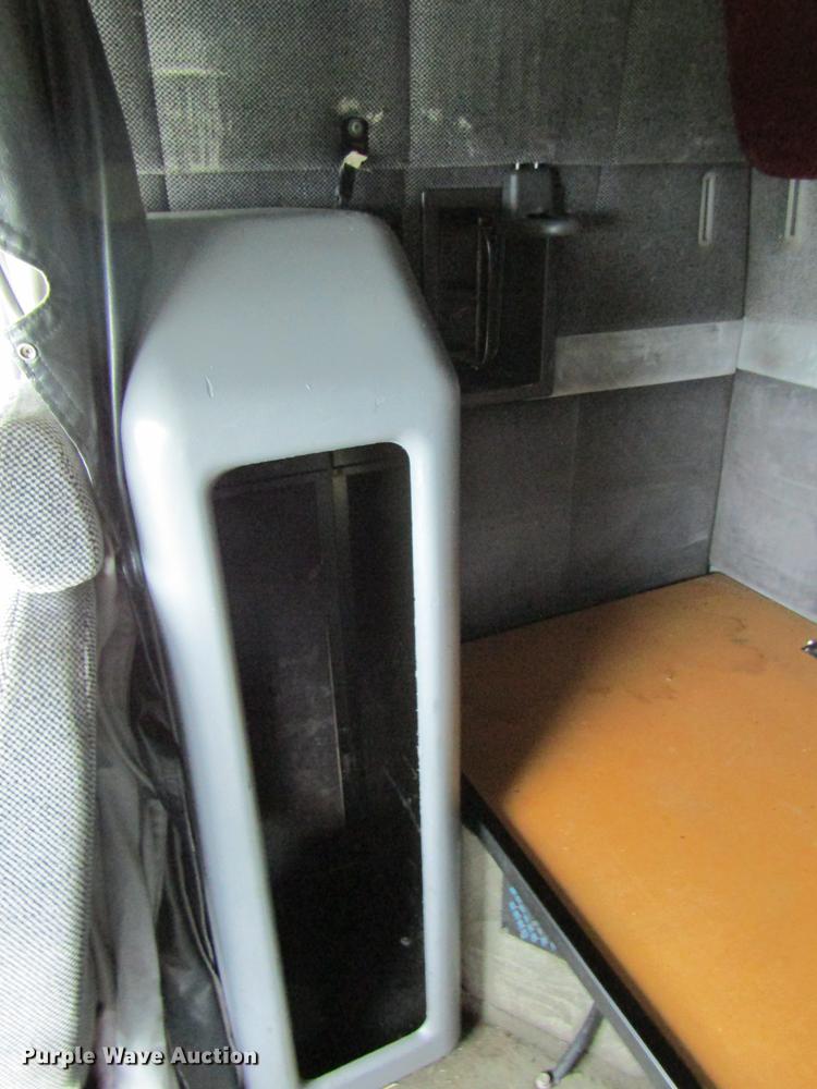 image for item DE5258 1999 Volvo VN semi truck