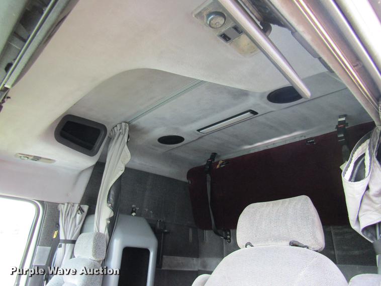 image for item DE5258 1999 Volvo VN semi truck