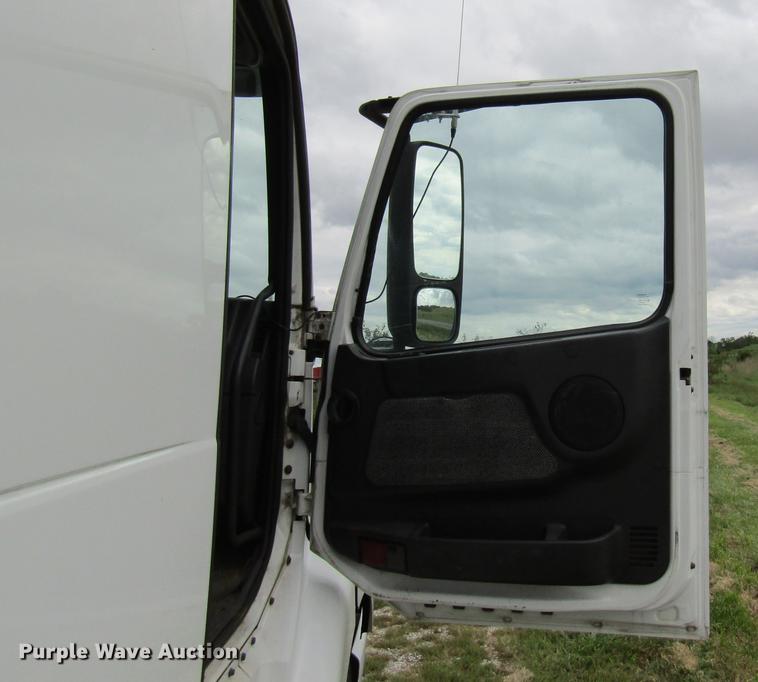 image for item DE5258 1999 Volvo VN semi truck