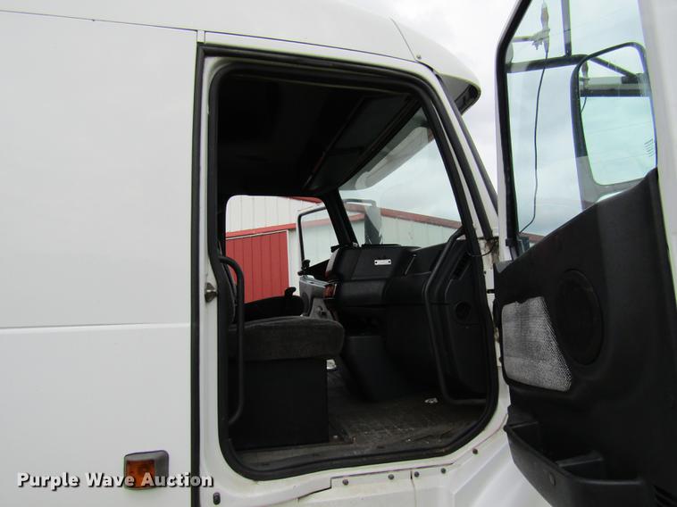 image for item DE5258 1999 Volvo VN semi truck