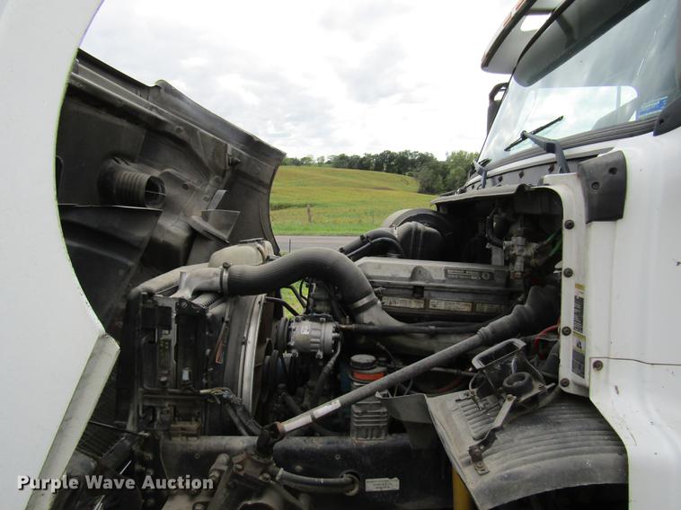 image for item DE5258 1999 Volvo VN semi truck