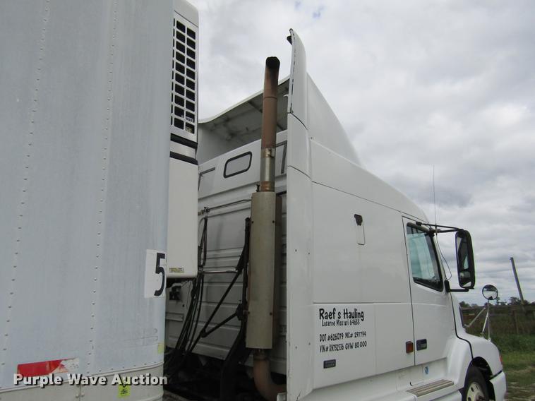 image for item DE5258 1999 Volvo VN semi truck