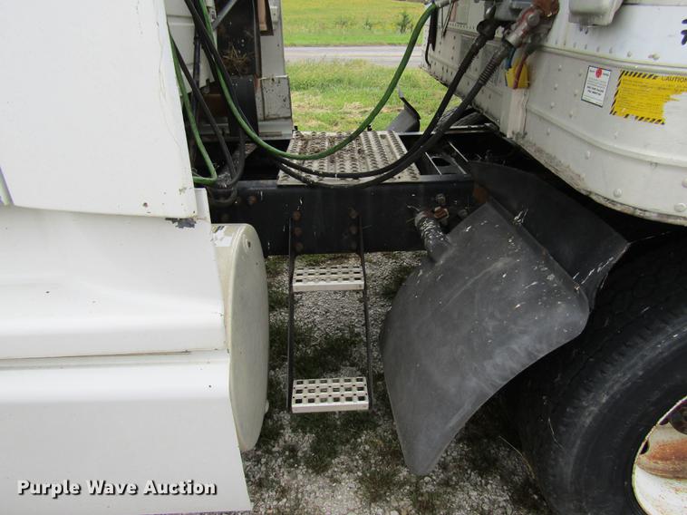 image for item DE5258 1999 Volvo VN semi truck