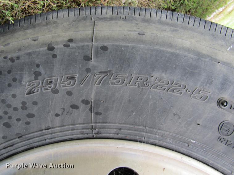 image for item DE5258 1999 Volvo VN semi truck