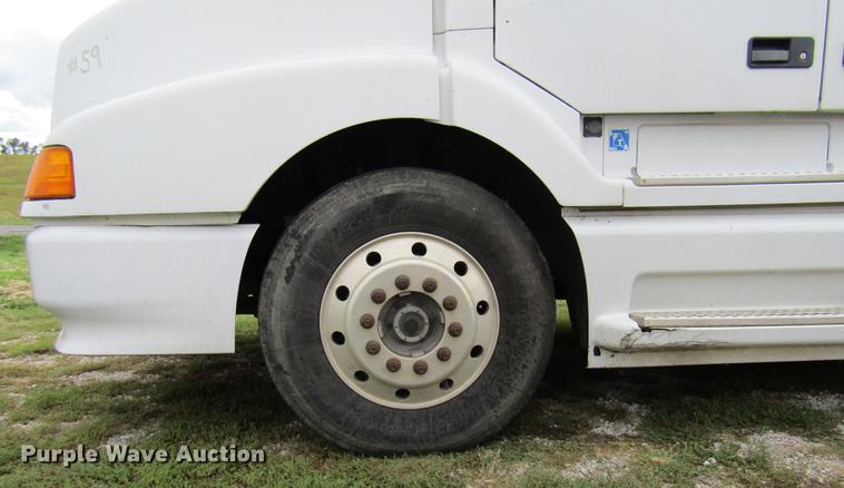 image for item DE5258 1999 Volvo VN semi truck