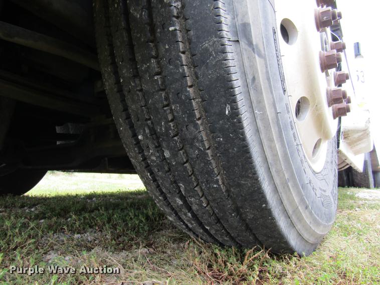 image for item DE5258 1999 Volvo VN semi truck