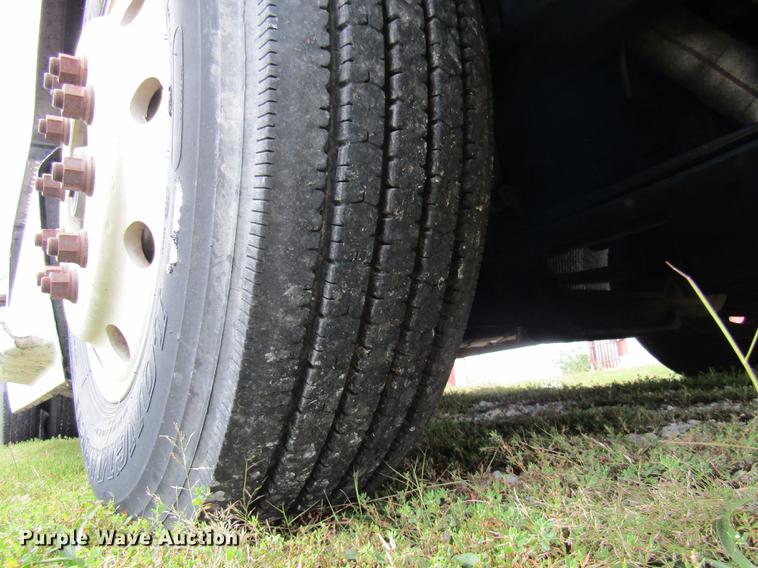 image for item DE5258 1999 Volvo VN semi truck