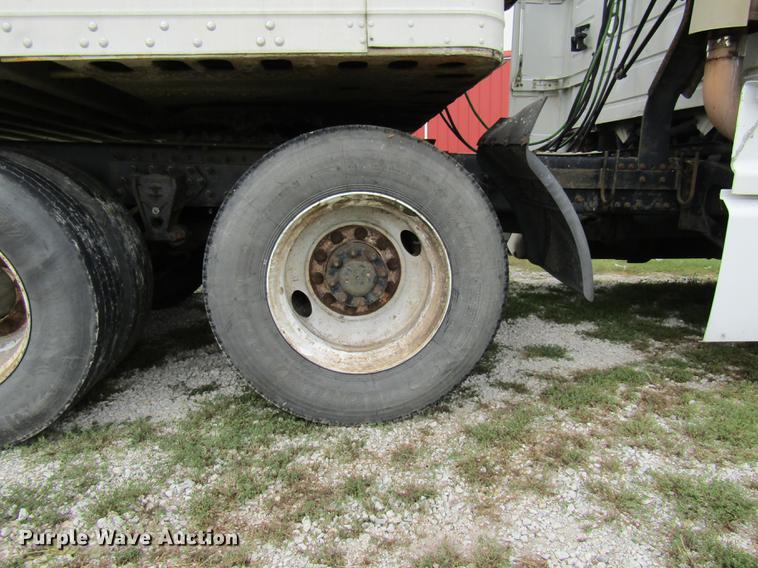 image for item DE5258 1999 Volvo VN semi truck