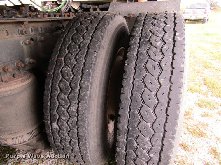 image for item DE5258 1999 Volvo VN semi truck