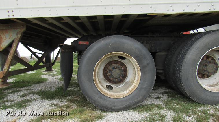 image for item DE5258 1999 Volvo VN semi truck