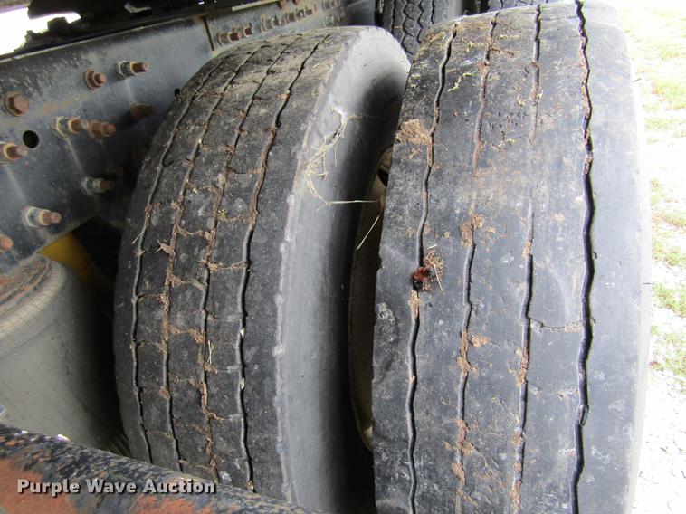 image for item DE5258 1999 Volvo VN semi truck