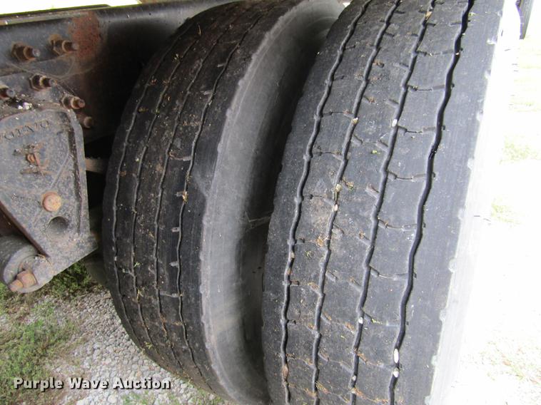 image for item DE5258 1999 Volvo VN semi truck