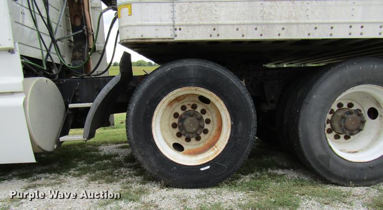 image for item DE5258 1999 Volvo VN semi truck