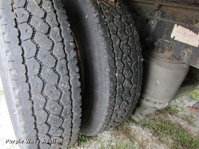 image for item DE5258 1999 Volvo VN semi truck