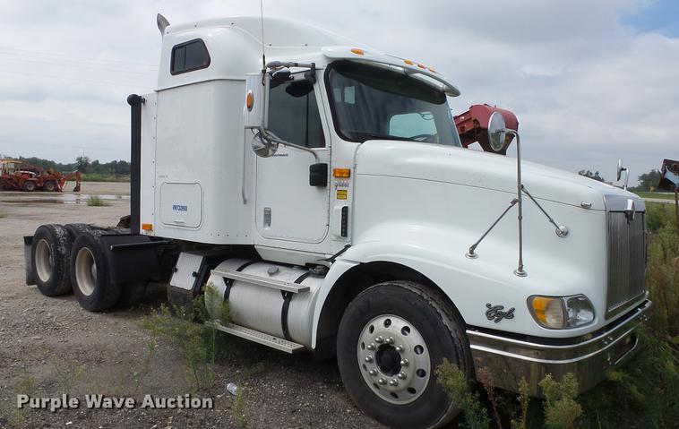 image for item DE7235 2007 International 9400i semi truck