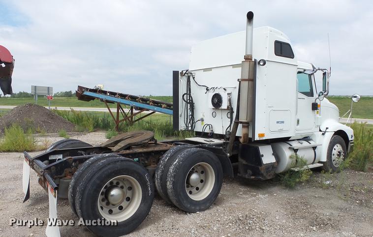 image for item DE7235 2007 International 9400i semi truck