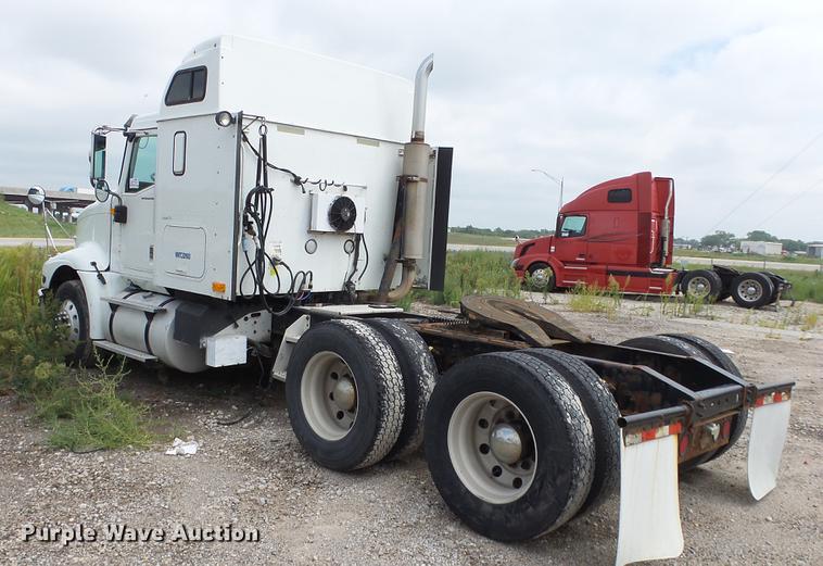 image for item DE7235 2007 International 9400i semi truck