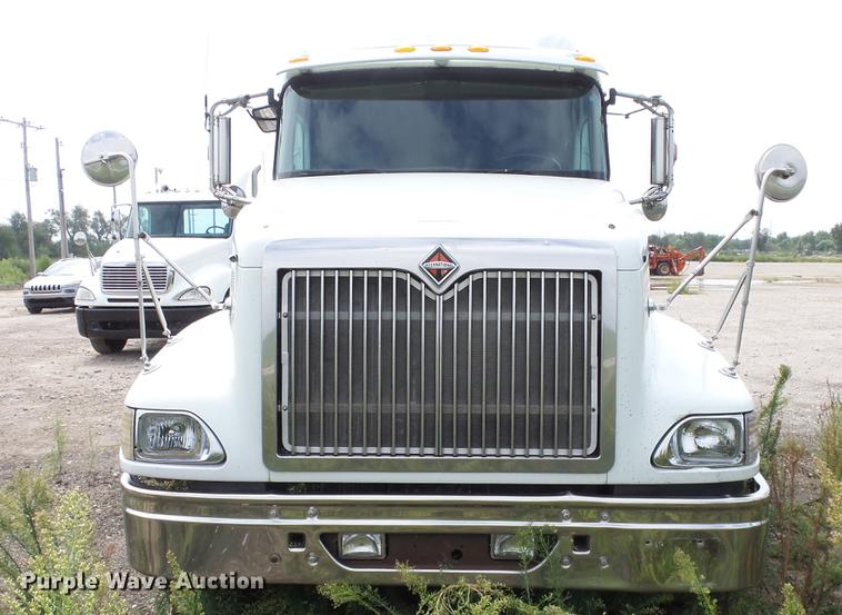 image for item DE7235 2007 International 9400i semi truck