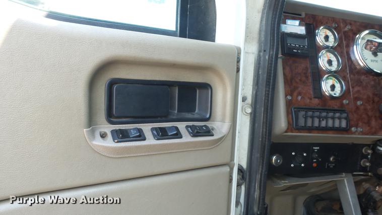 image for item DE7235 2007 International 9400i semi truck