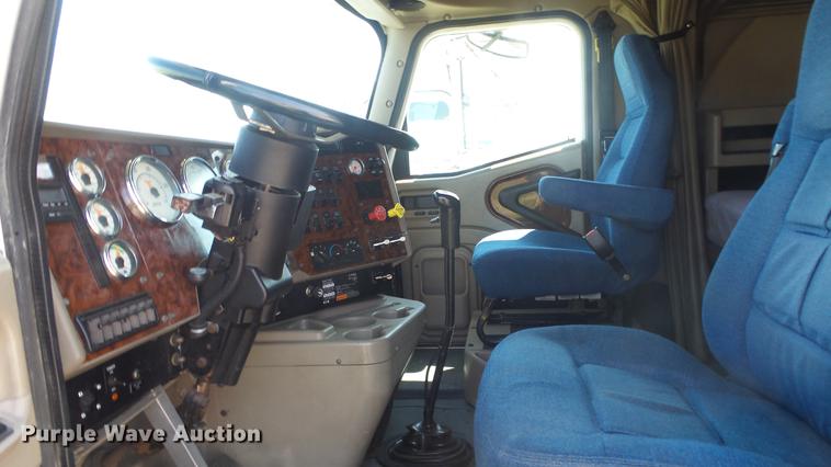 image for item DE7235 2007 International 9400i semi truck