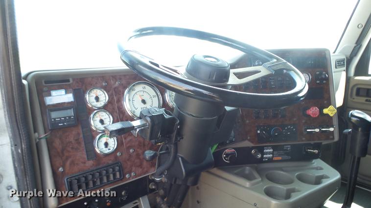 image for item DE7235 2007 International 9400i semi truck