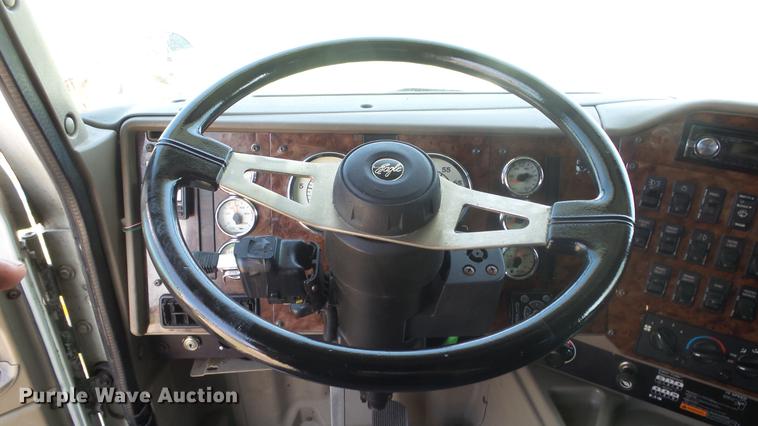 image for item DE7235 2007 International 9400i semi truck