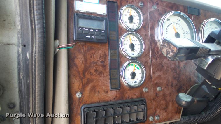 image for item DE7235 2007 International 9400i semi truck