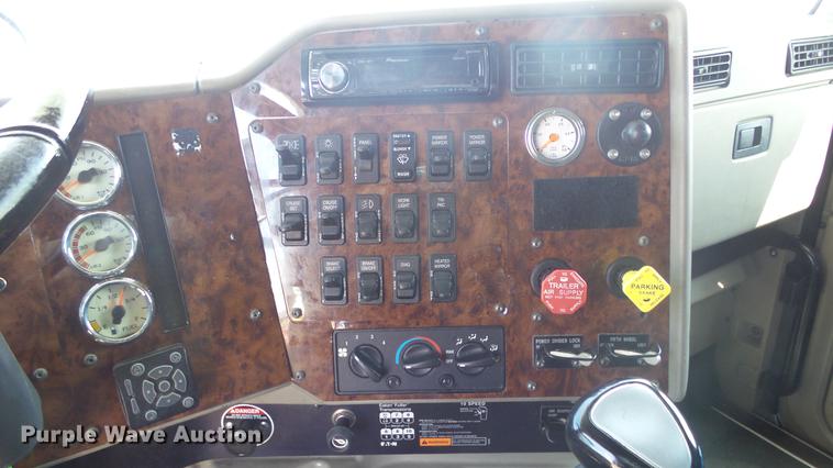 image for item DE7235 2007 International 9400i semi truck