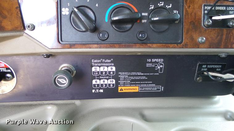 image for item DE7235 2007 International 9400i semi truck