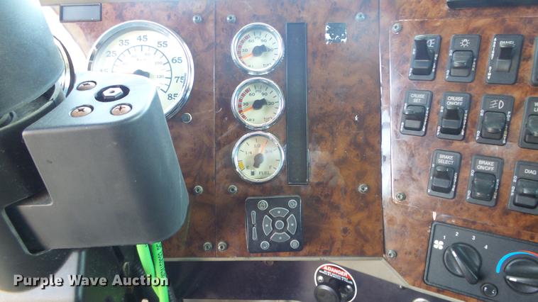 image for item DE7235 2007 International 9400i semi truck