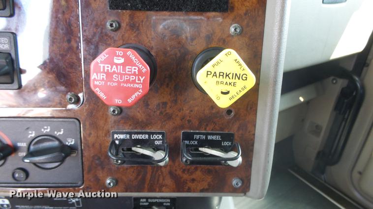 image for item DE7235 2007 International 9400i semi truck