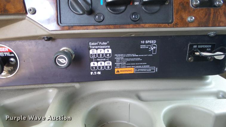 image for item DE7235 2007 International 9400i semi truck