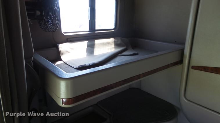 image for item DE7235 2007 International 9400i semi truck