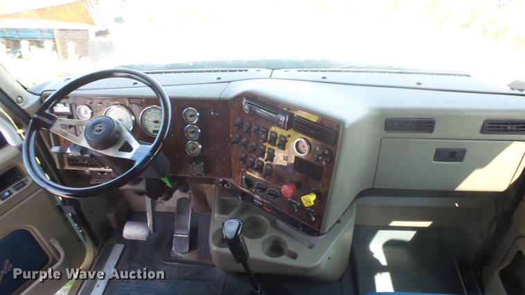 image for item DE7235 2007 International 9400i semi truck