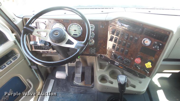 image for item DE7235 2007 International 9400i semi truck