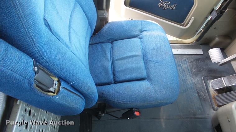 image for item DE7235 2007 International 9400i semi truck