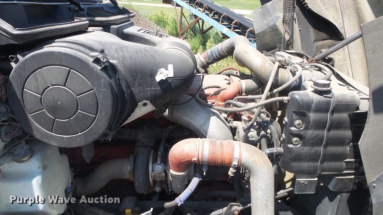 image for item DE7235 2007 International 9400i semi truck