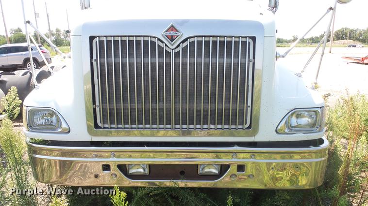 image for item DE7235 2007 International 9400i semi truck