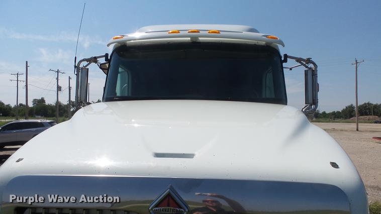 image for item DE7235 2007 International 9400i semi truck