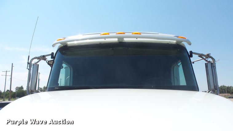 image for item DE7235 2007 International 9400i semi truck