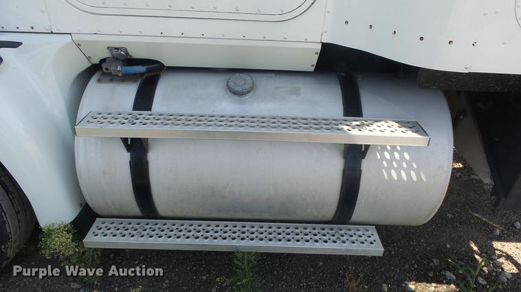 image for item DE7235 2007 International 9400i semi truck