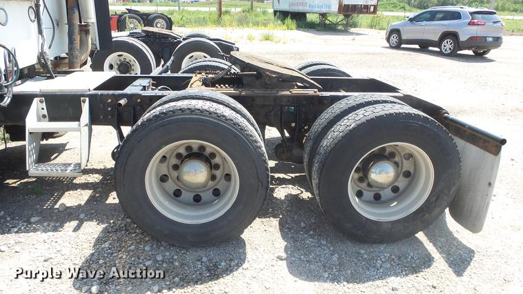 image for item DE7235 2007 International 9400i semi truck