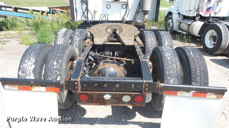 image for item DE7235 2007 International 9400i semi truck