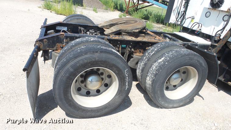 image for item DE7235 2007 International 9400i semi truck