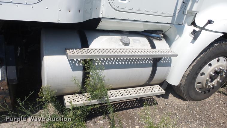 image for item DE7235 2007 International 9400i semi truck