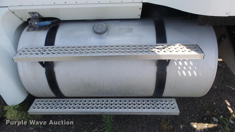 image for item DE7235 2007 International 9400i semi truck