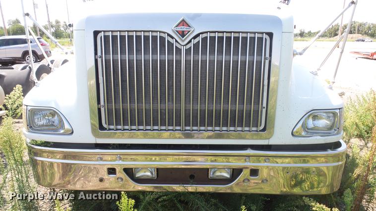 image for item DE7235 2007 International 9400i semi truck