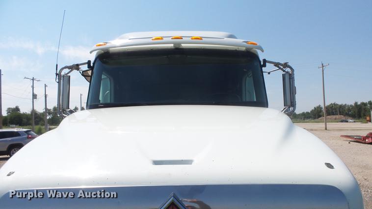 image for item DE7235 2007 International 9400i semi truck