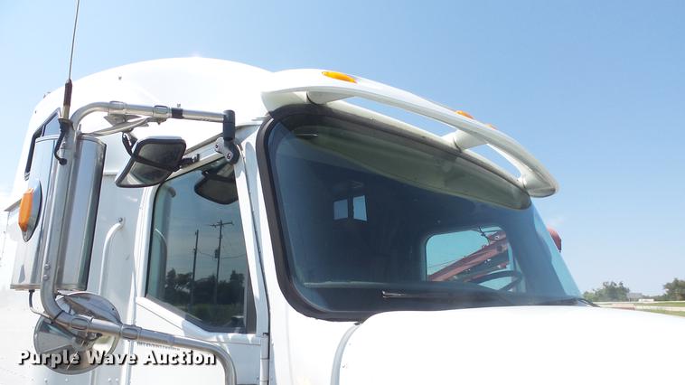 image for item DE7235 2007 International 9400i semi truck